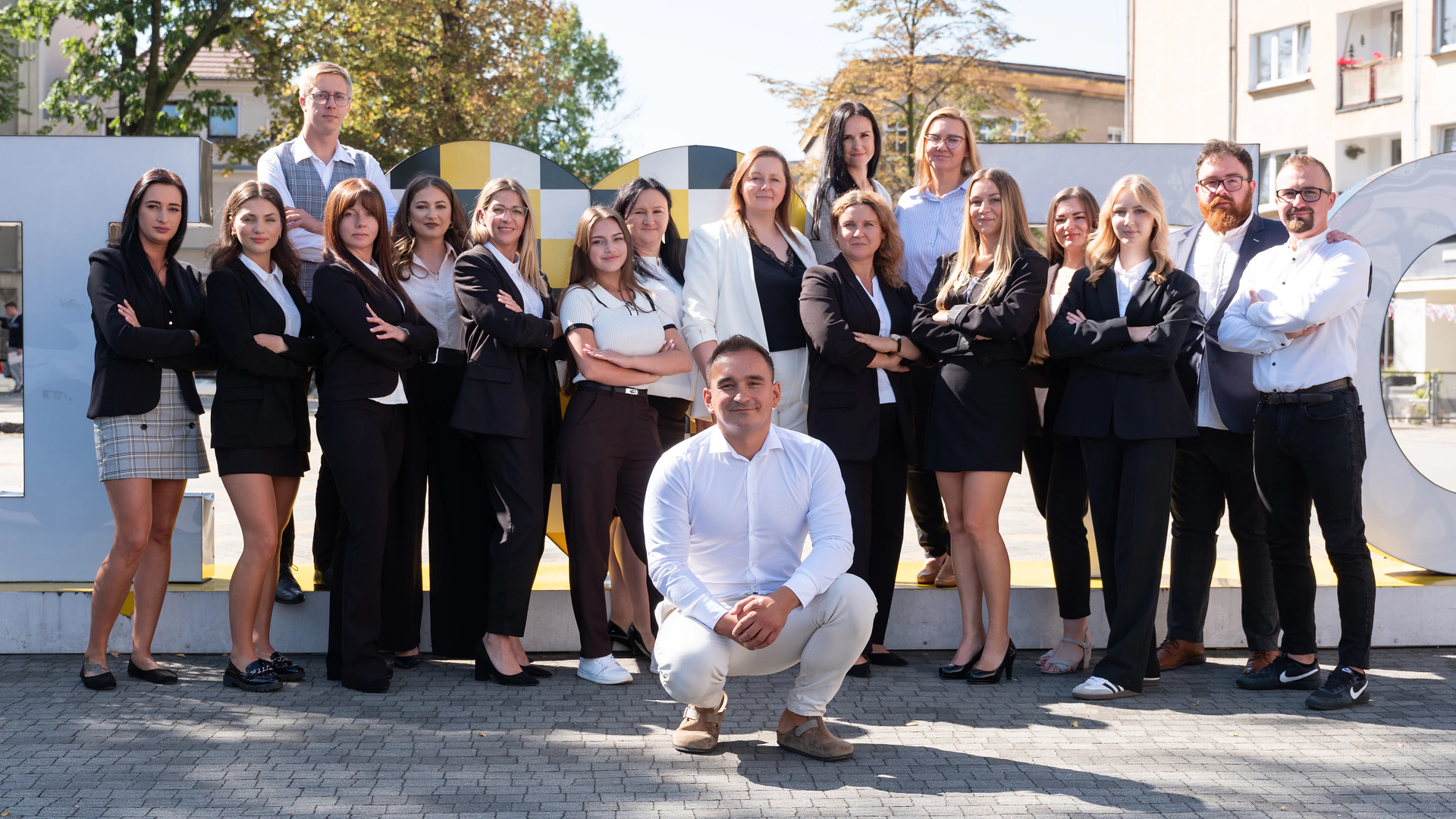 Das S-WORK-Team auf einem gemeinsamen Gruppenfoto im Freien